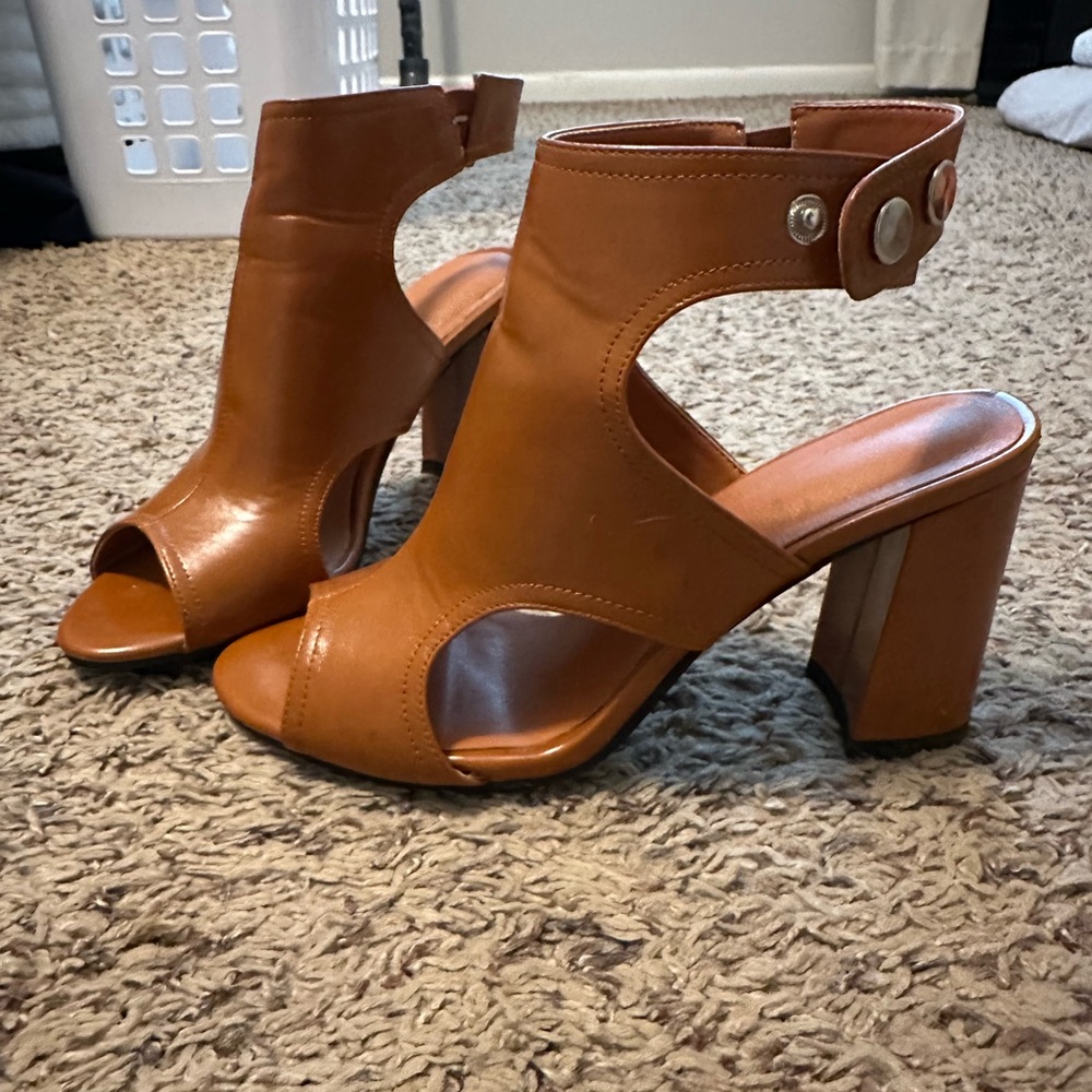 Elegant Tan Heeled Sandals